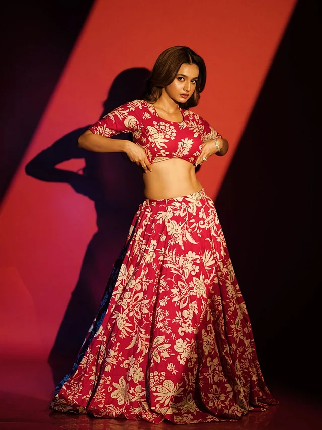 বোল্ড অ্যান্ড বিউটিফুল দুটোই লাগছে তাঁকে 