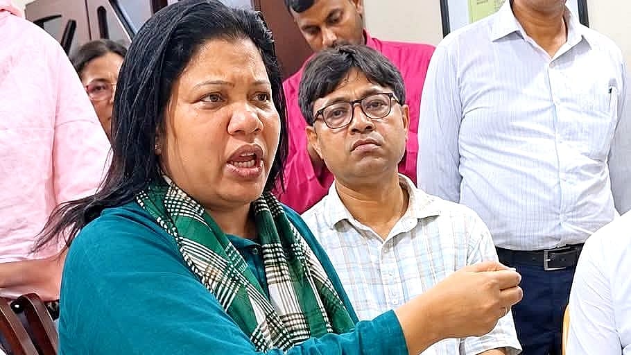 কুমিল্লা জেলা আইনজীবী সমিতির নেতারা অপ্রতিমের বাসায় সমবেদনা জানাতে গেলে বিভিন্ন বিষয় নিয়ে কথা বলেন তার মা নাহিদা বেগম। মঙ্গলবার রাতে কুমিল্লার কোটবাড়ী গন্ধমতী এলাকায়