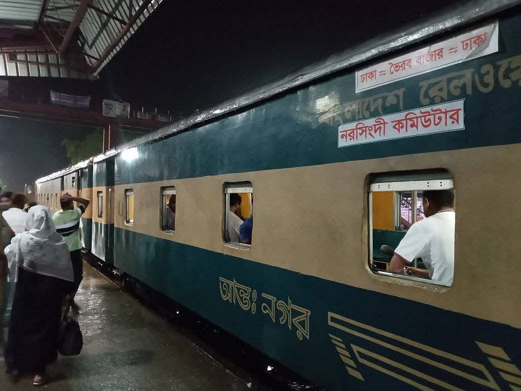 বিনা টিকিটের যাত্রী বেশি, আয় বাড়াতে তিন ট্রেন যাচ্ছে বেসরকারি খাতে