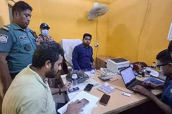 আদালতে গ্রেপ্তার দুজন বললেন, ‘সাবরেজিস্ট্রারের নির্দেশে ঘুষ নিয়েছি’