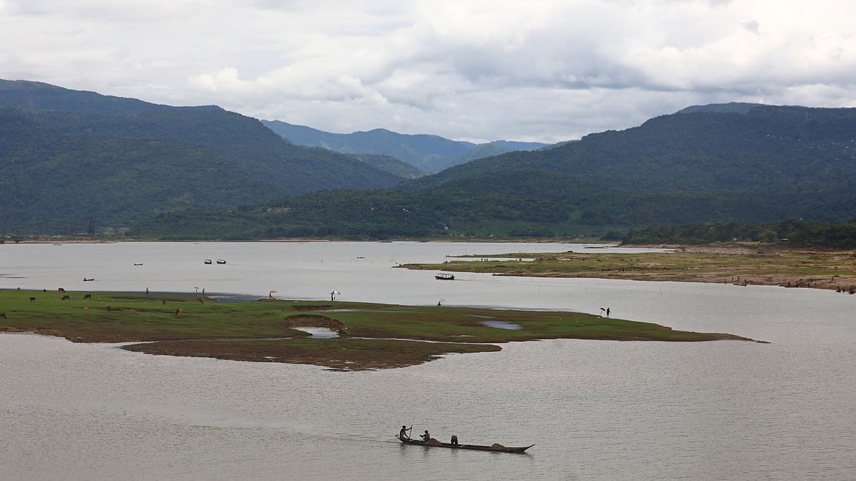 বর্ষা শেষে ধলাই নদে কমেছে পানি।