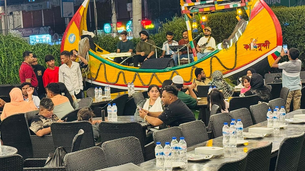 কক্সবাজারে করার কিছু নেই, সন্ধ্যাটা জমিয়ে দিতে পারে গানের আসর