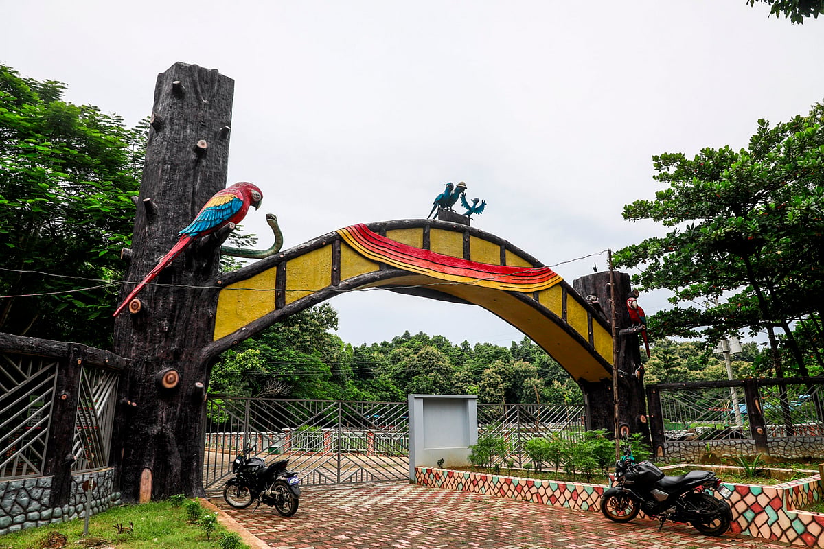রাঙ্গুনিয়ার এভিয়ারি অ্যান্ড ইকোপার্কের প্রবেশদ্বার। দীর্ঘদিন ধরে অযত্নে পড়ে আছে পার্কটি। 