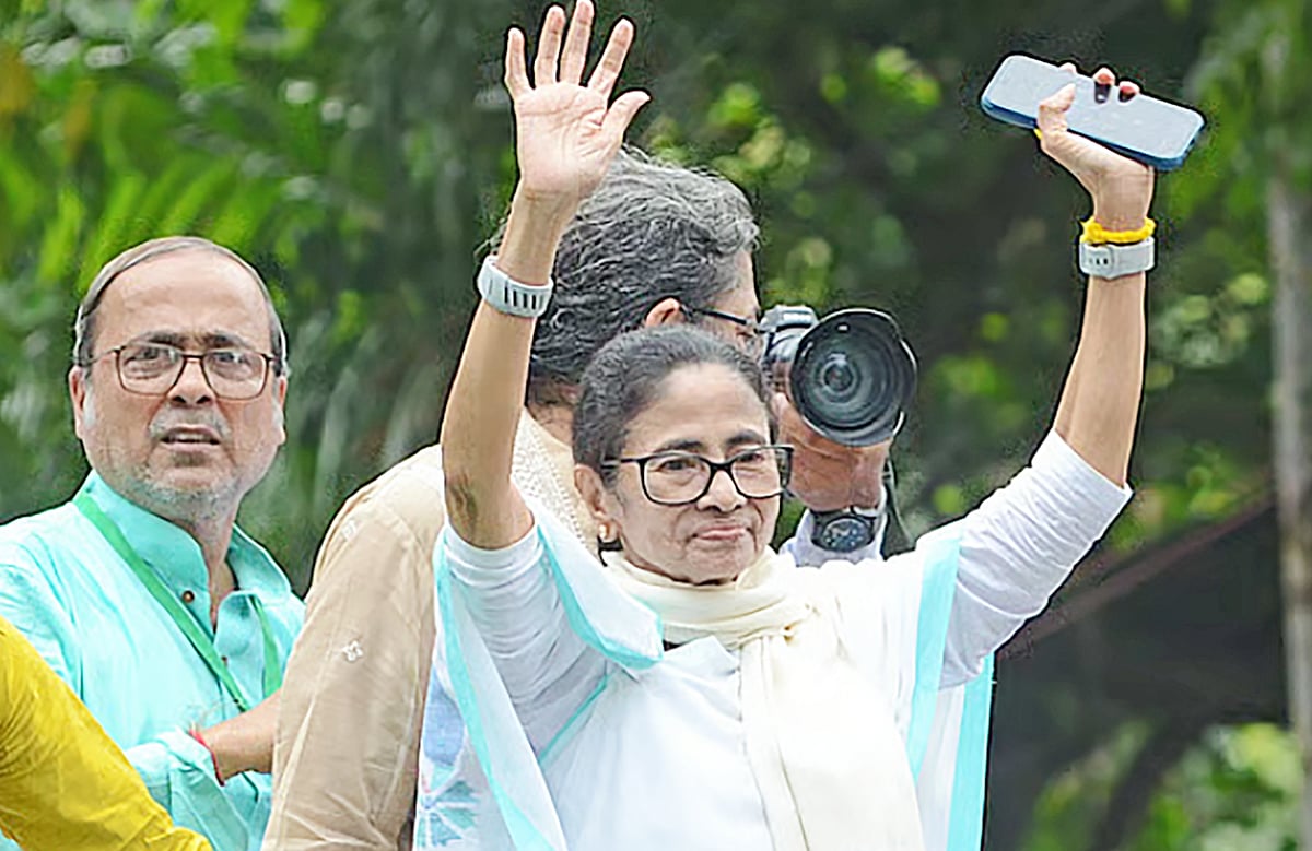রাজনীতিতে যতিচিহ্ন নেই, কী ভবিষ্যৎ মমতার