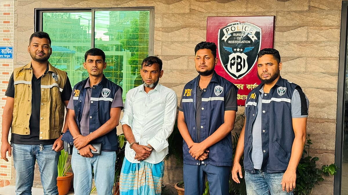 পুলিশ পরিচয়ে প্রতারণার অভিযোগে গ্রেপ্তার মো. মোজাম্মেল হকছবি: পিবিআইয়ের সৌজন্যে
