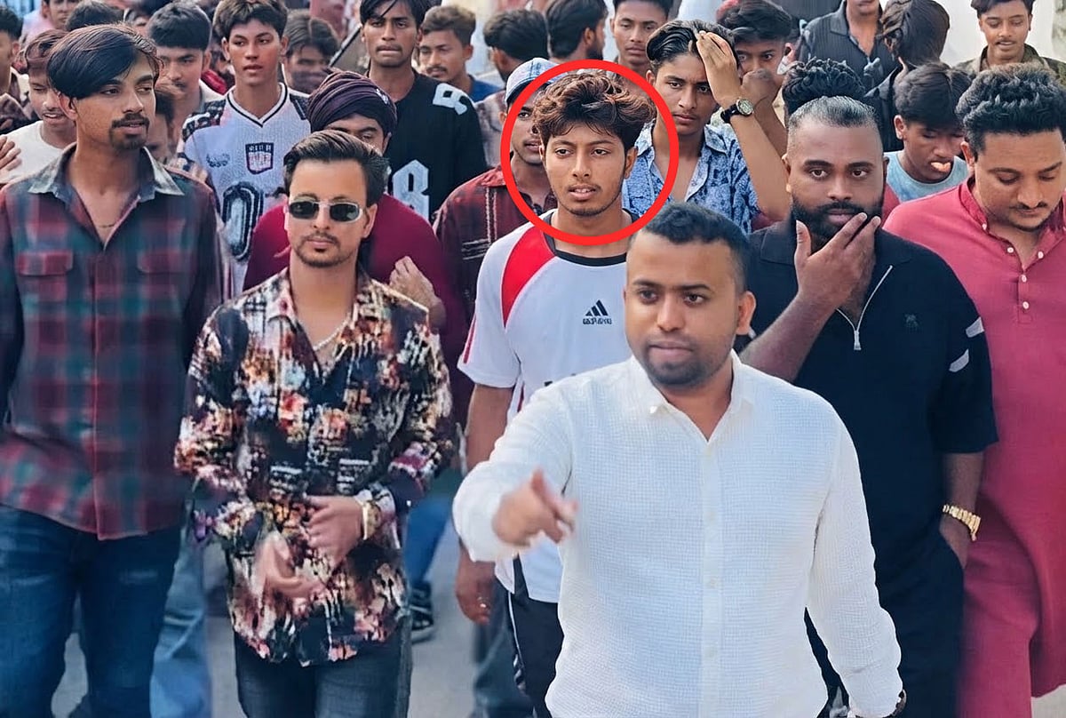 কুমিল্লা মহানগর ছাত্রদলের সহসভাপতি মো. মহসিনের নেতৃত্বে মিছিলের পেছনে হাঁটছেন ‘রতন গ্রুপের’ প্রধান ইমরান হোসেন ওরফে রতন (গোল চিহ্নিত)ছবি: ভিডিও থেকে সংগৃহীত