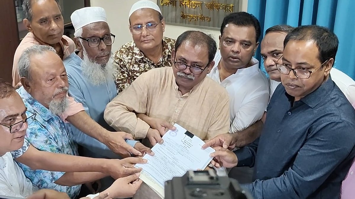 নেতা–কর্মীদের নিয়ে রিটার্নিং কর্মকর্তা কামরুল হাসানের কাছে মনোনয়নপত্র জমা দেন ঠাকুরগাঁও জেলা বিএনপির সভাপতি মির্জা ফয়সল আমিন। আজ রোববার দুপুরে জেলা নির্বাচন কার্যালয়েছবি: সংগৃহীত