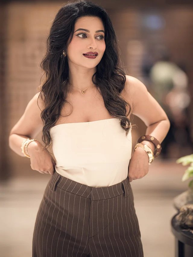 আউটফিটের সঙ্গে নজর কেড়েছে তাঁর গয়না। আসলে তিনি জানেন কোন পোশাকের সঙ্গে কেমন অনুষঙ্গ মানানসই । গলায় ছোট্ট পেনডেন্ট, কানে মেটালিক স্টাড আর হাতে একাধিক ব্রেসলেট পরেছেন সুন্দরী। 