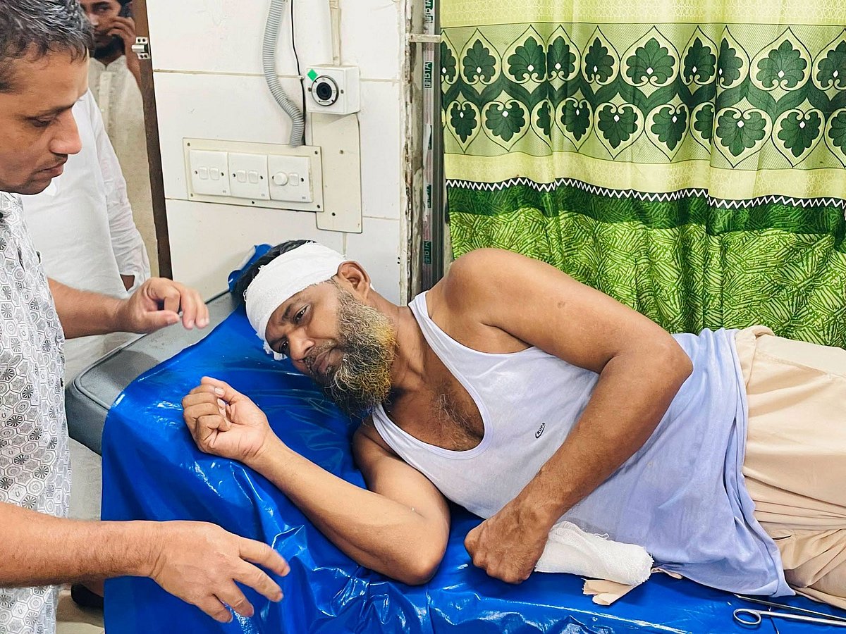 দাওয়াত থেকে ফিরছিলেন ব্যবসায়ী, পথ আটকে হামলা–গুলি