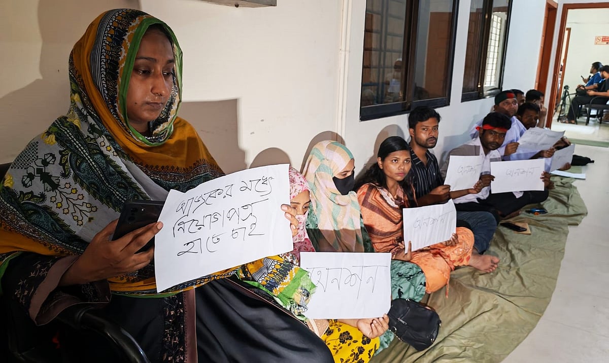 জামালপুরে নিয়োগপত্র না পাওয়া প্রার্থীরা অনশনে, হাতে প্ল্যাকার্ড ও গায়ে কাফনের কাপড়