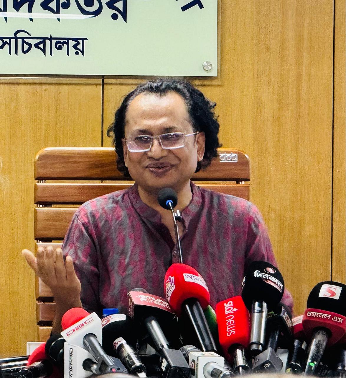 রাড্ডা স্বাস্থ্যকেন্দ্র ও সালমান মুক্তাদিরের স্টুডিওতে হামলায় সরকার দুঃখিত ও বিব্রত: তথ্য উপদেষ্টা