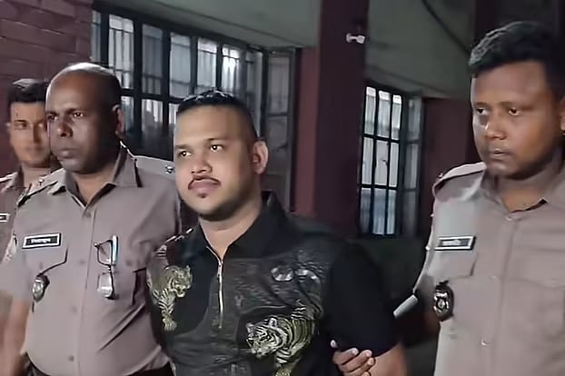 প্রিজন ভ্যানের তালা খুলে ‘পিচ্চি রাজা’কে প্রাইভেট কারে তুলে দিয়েছিল পুলিশই