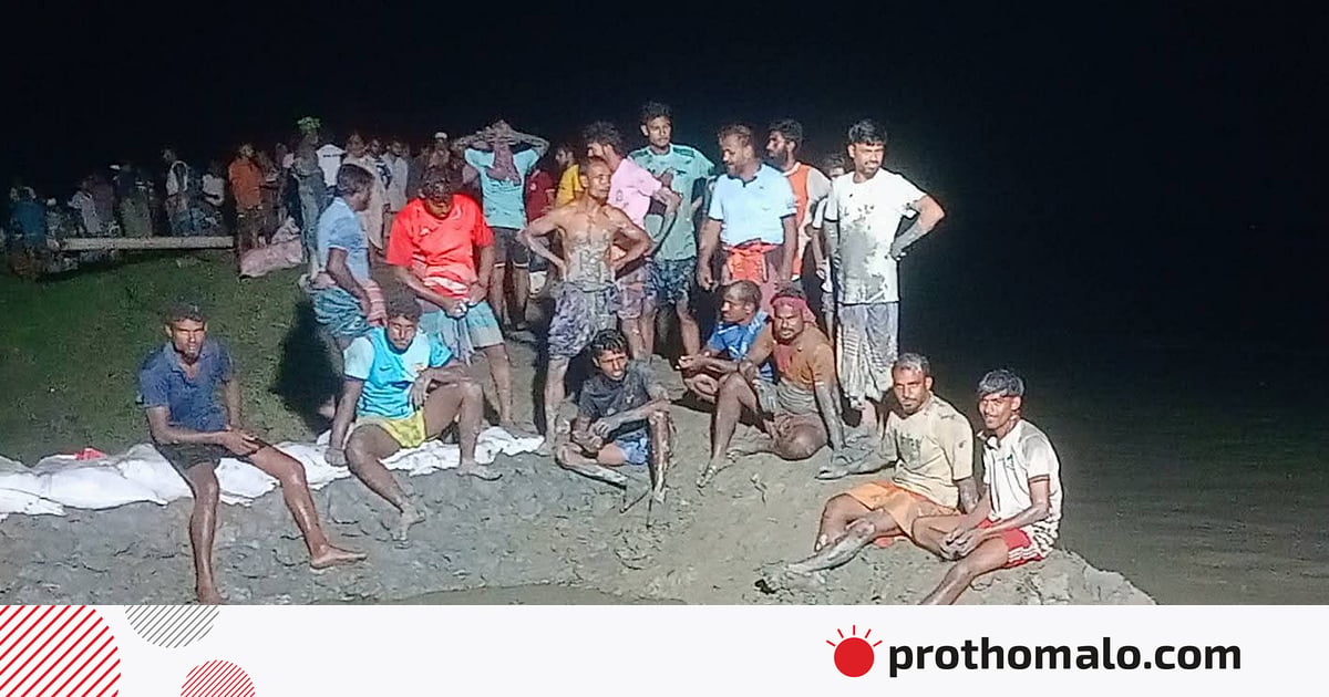 কপোতাক্ষের বেড়িবাঁধে রাতে আবারও ভাঙন, জেনারেটরের আলোয় রিং বাঁধ তৈরি কপোতাক্ষের বেড়িবাঁধে রাতে আবারও ভাঙন, জেনারেটরের আলোয় রিং বাঁধ তৈরি
