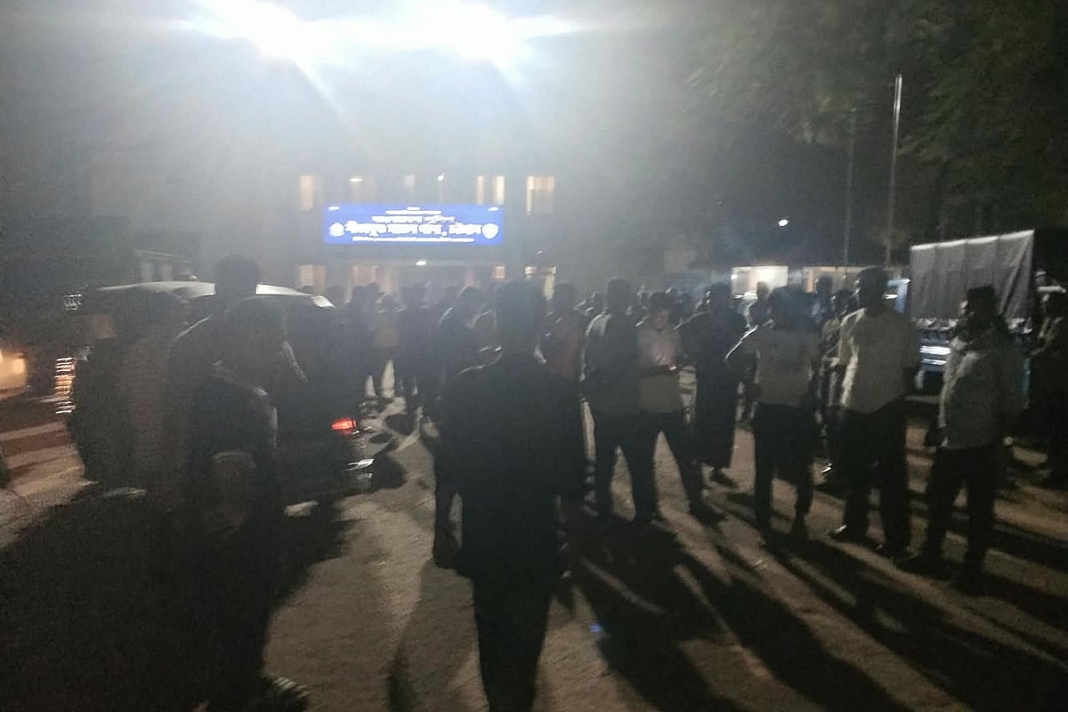 থানার সামনে পুলিশ সদস্যকে যুবদল নেতার মারধর, আটকের পর ছাড়া পেলেন বিএনপি নেতাদের জিম্মায়