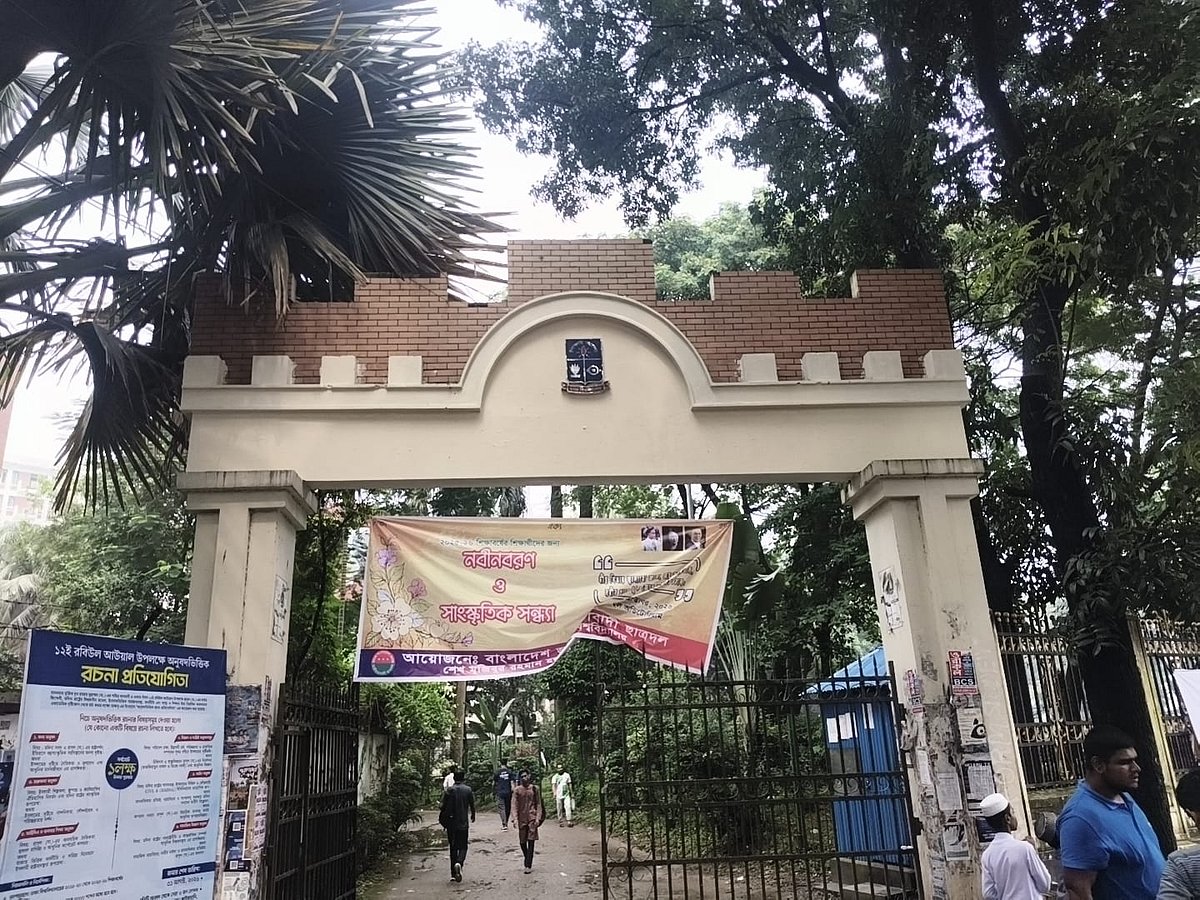 ঢাকা বিশ্ববিদ্যালয়ে হলের নামফলকে ‘শেখ মুজিবুর রহমান হল’ কবে ফিরবে, জানে না প্রশাসন