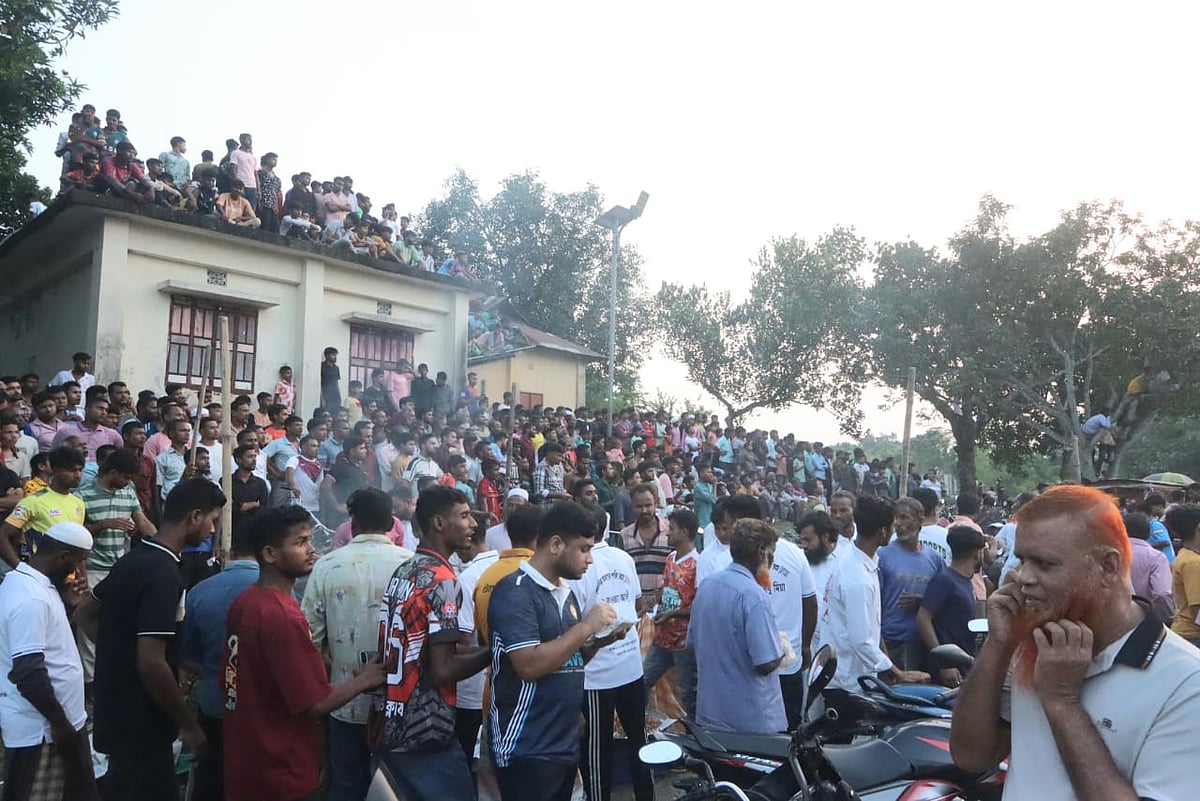 রতিরামপুর মাঠের চারপাশে ফুটবলপ্রেমী মানুষের ভিড় 