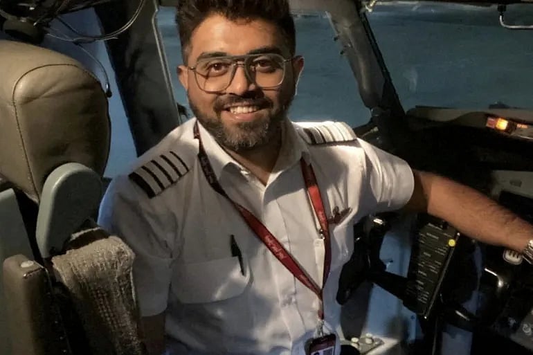 পাইলট স্মিথ মছার। গত বুধবার ফ্লাইদুবাইয়ের একটি উড়োজাহাজ বিধ্বস্ত করার কথিত চেষ্টার সময় সহকর্মীর ছুরিকাঘাতের শিকার হন তিনি। এরপরও যাত্রীদের প্রাণ বাঁচানোয় ইসরায়েল ও ভারতের নেতারা তাঁকে বীর হিসেবে অভিহিত করেছেন। তারিখ উল্লেখ না থাকা এ ছবিতে তাঁকে হাস্যোজ্জ্বল দেখা যাচ্ছে। ছবিটি ৩০ সেপ্টেম্বর প্রকাশ করা হয়