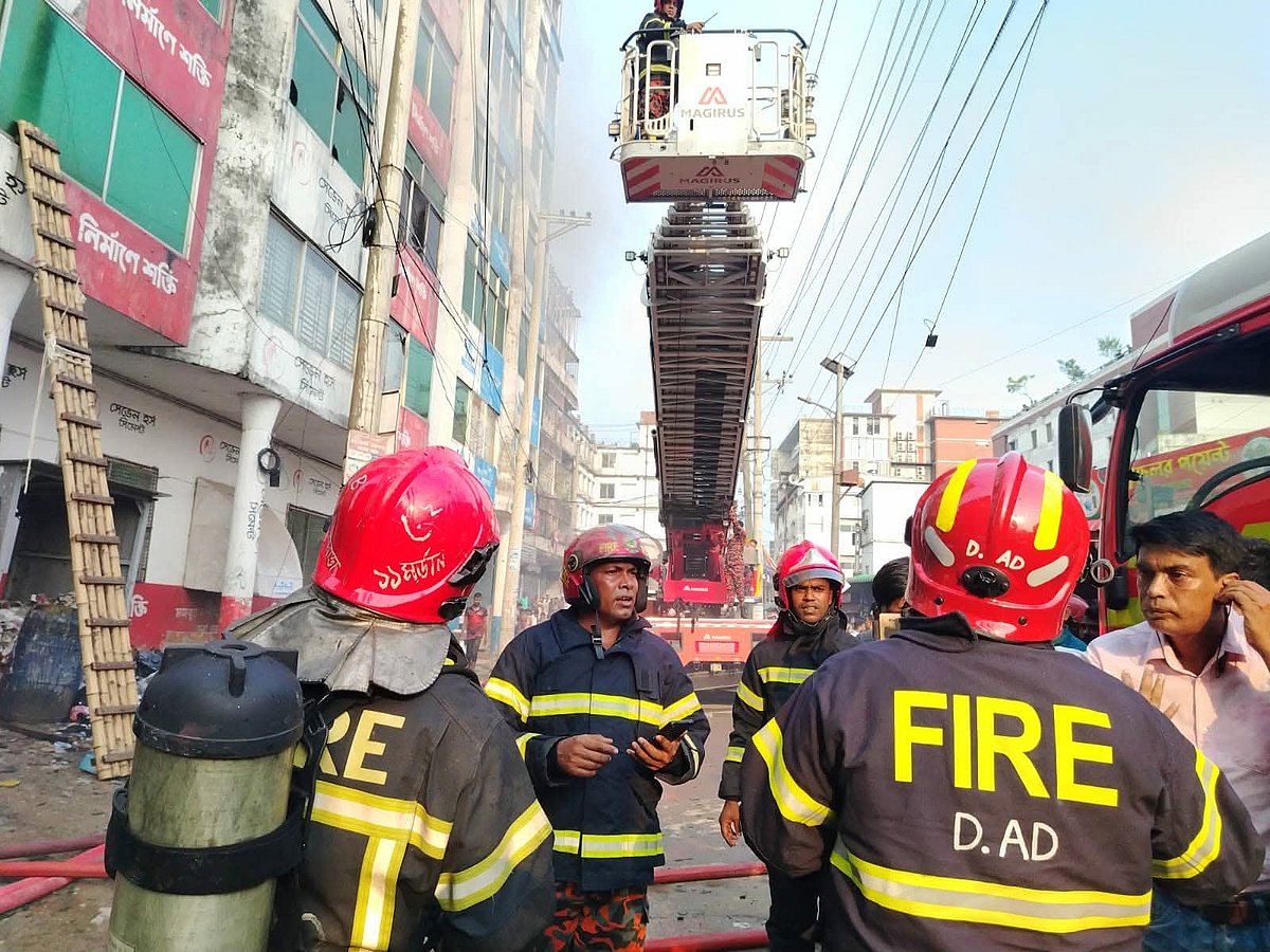 গাজীপুরে সোয়েটার কারখানায় আগুন, নিয়ন্ত্রণে কাজ করছে ৯ ইউনিট
