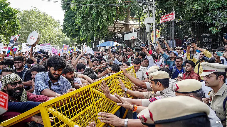 দিল্লির বিক্ষোভে পুলিশের বিরুদ্ধে যৌন হয়রানির অভিযোগ ৩ নারী সাংবাদিকের