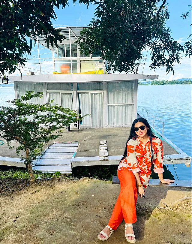পায়ের সাদা স্যান্ডেল আর কালো রোদচশমা নজর কাড়ছে 