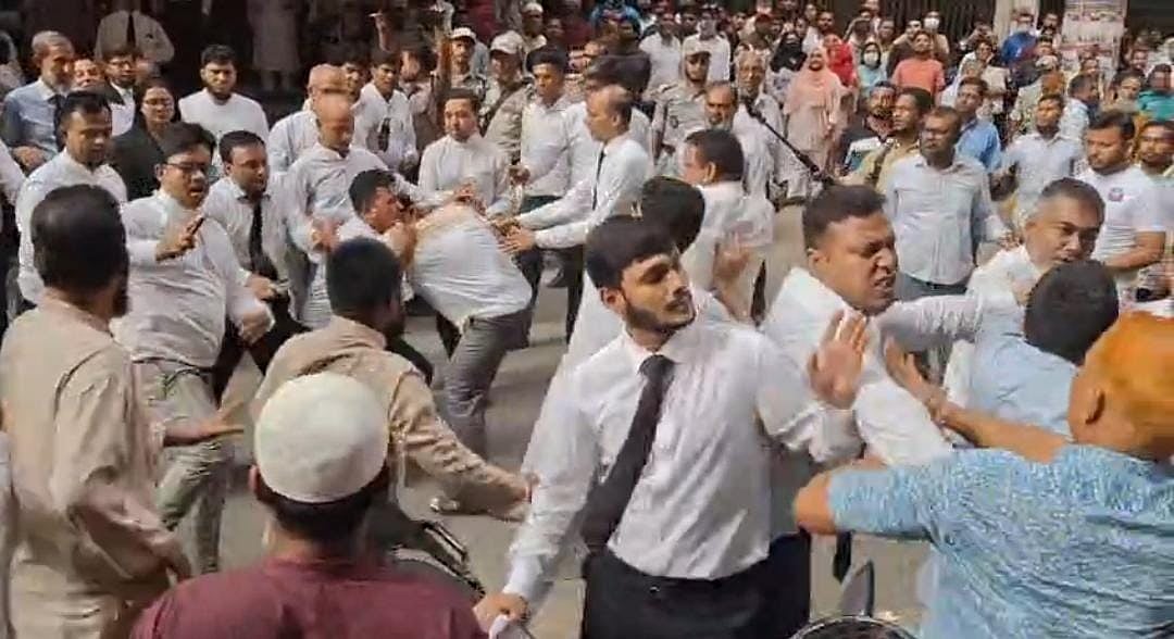 মেজর (অব.) আখতারুজ্জামানের জামিন শুনানি ঘিরে আদালতের ভেতর-বাইরে আইনজীবীদের হট্টগোল, হাতাহাতি