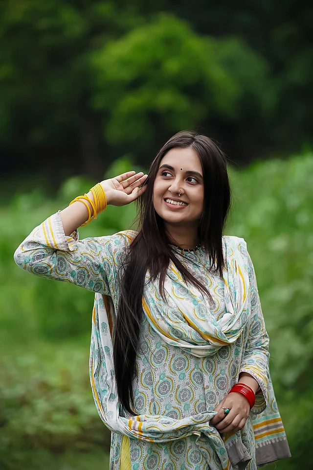 সাজ ছাড়াই এত সুন্দর তিনি। ছোট নথ, হলুদ-লাল রেশমি চুড়ি আর একঢাল খোলা চুলে দেখা যাচ্ছে বৃষ্টিকে 