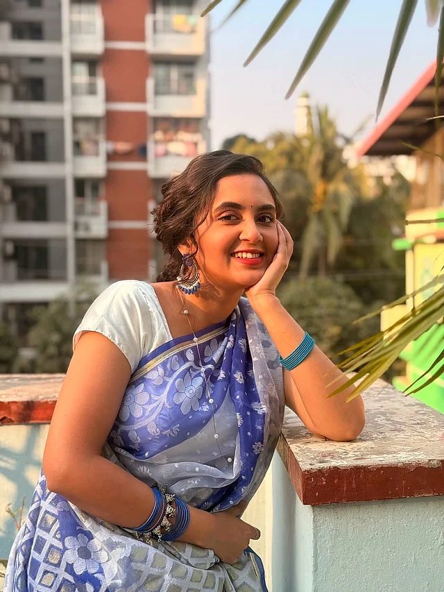 সাদা-নীল শাড়ি ব্লাউজের সঙ্গে নজর কাড়ছে ম্যাচিং চাঁদবালি 