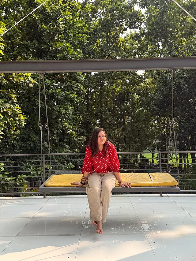 সাদা পোল্কা ডটের লাল টপ আর ক্যাজুয়াল খাকি ট্রাউজার্সে দোল খাচ্ছেন তিনি আপনমনে 