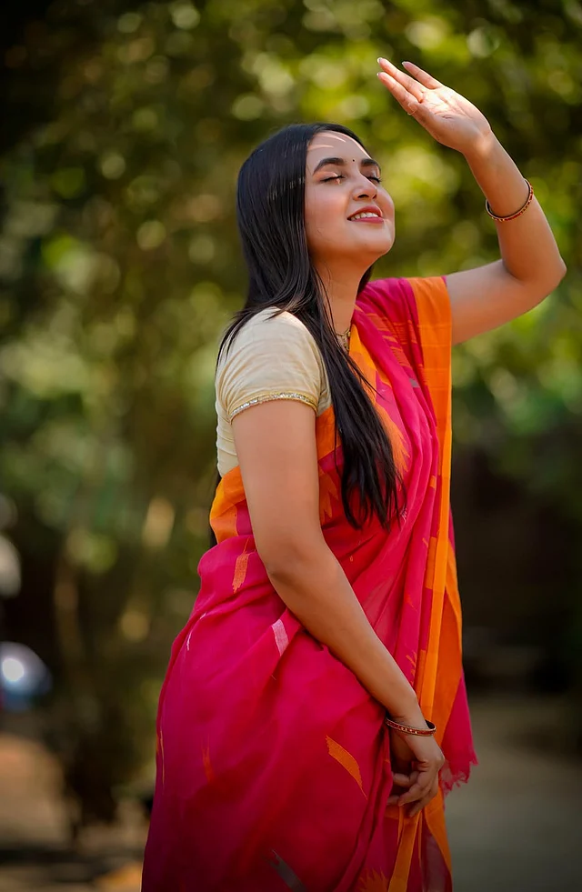 রানি গোলাপি মণিপুরি শাড়িতে বাসন্তী মৈরাং করা পাড়। রোদের আলোয় মায়া ছড়াচ্ছেন অভিনেত্রী 