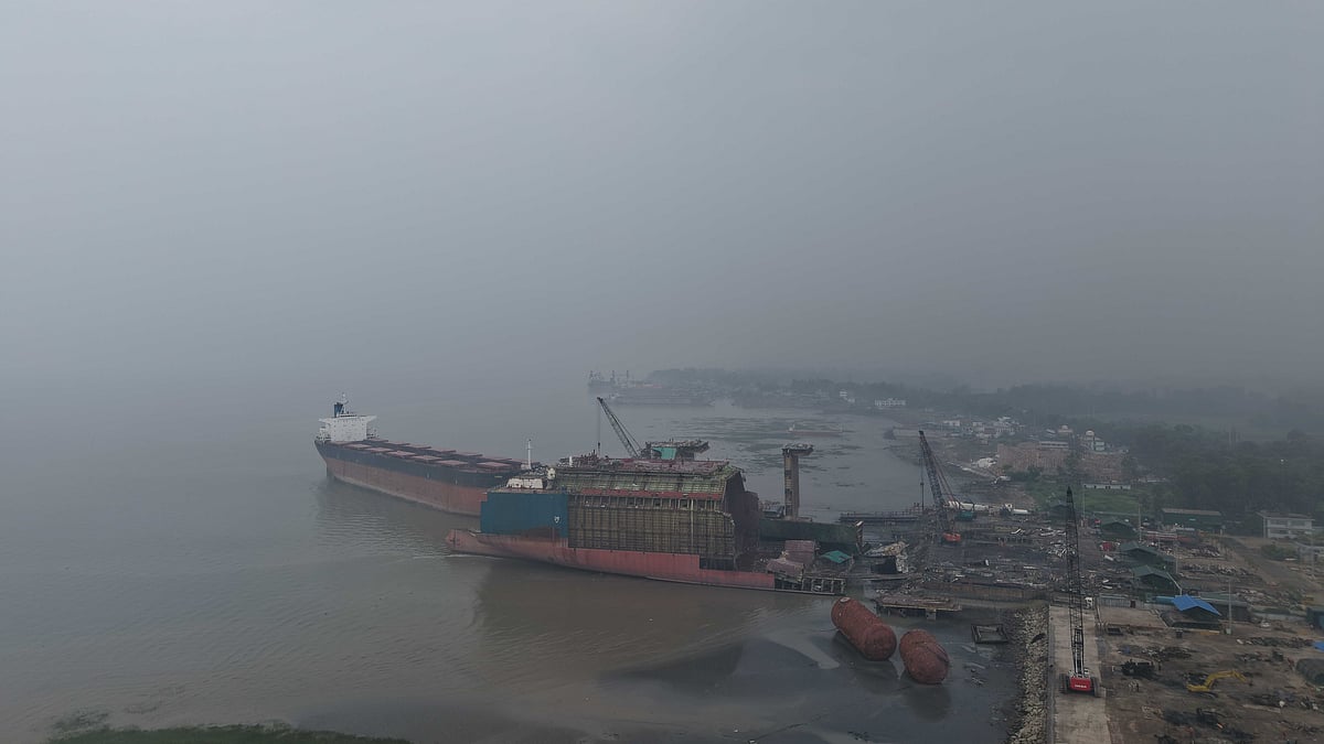 কুয়াশার চাদরে ঢাকা সীতাকুণ্ড উপকূল