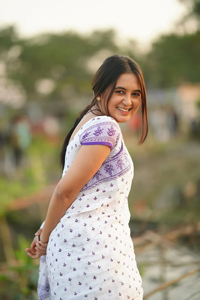বেগুনি প্রিন্টের সাদা শাড়িতে মিষ্টি বেয়ে বৃষ্টি 