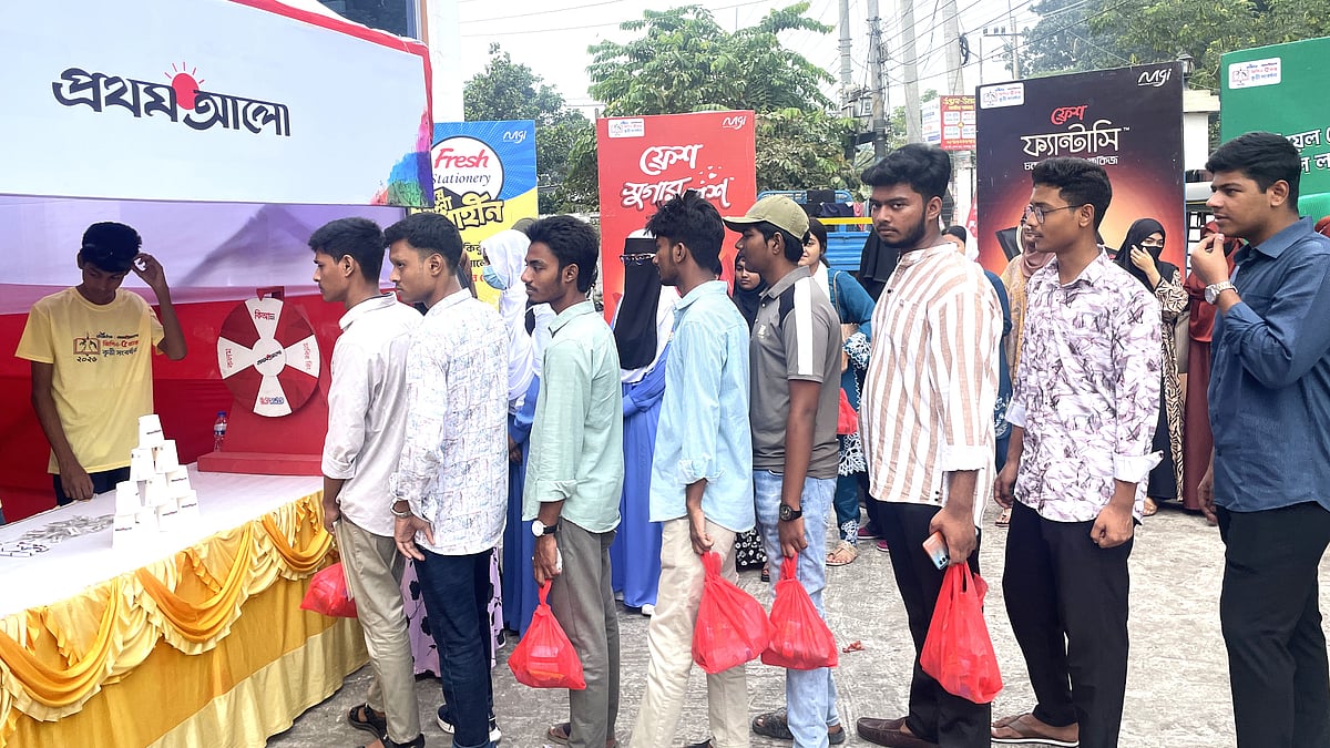 নাটোর জেলা পরিষদ মিলনায়তনে শিখো-প্রথম আলো জিপিএ-৫ সংবর্ধনা অনুষ্ঠানে প্রথম আলো স্টলে খেলার জন্য লাইনে দাঁড়িয়েছে কৃতী শিক্ষার্থীরা ছবি: মুক্তার হোসেন