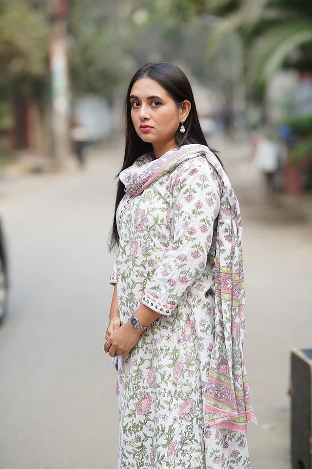 নাটকের দৃশ্যে ফুলেল ব্লকের সাদা সালওয়ার কামিজে স্নিগ্ধ বৃষ্টি
