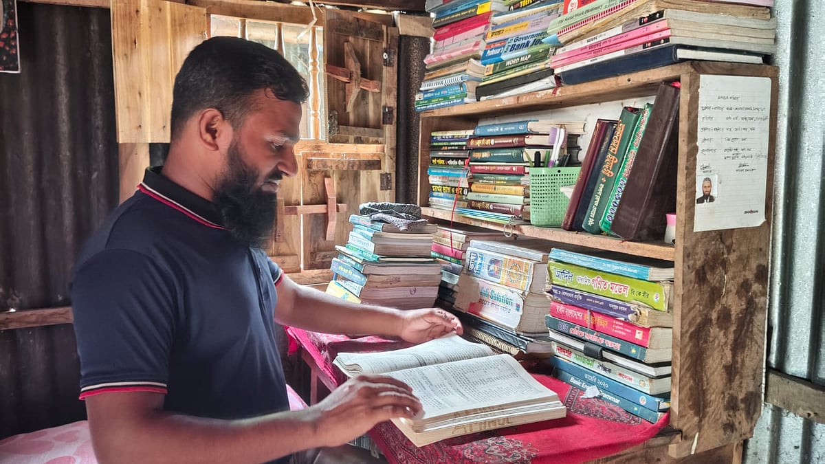 জীবনে প্রতিকূলতার সঙ্গে সংগ্রাম করে বিসিএস ক্যাডার হয়েছেন ময়মনসিংহের ফুলবাড়িয়ার আমিনুল হক। গত বুধবার দুপুরে তোলা