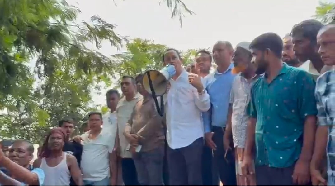 নামগঞ্জের তাহিরপুরে উত্তেজিত জনতার উদ্দেশ্যে বক্তব্য দেন সংসদ সদস্য কামরুজ্জামান কামরুল। আজ বৃহস্পতিবার দুপুরেছবি : প্রথম আলো