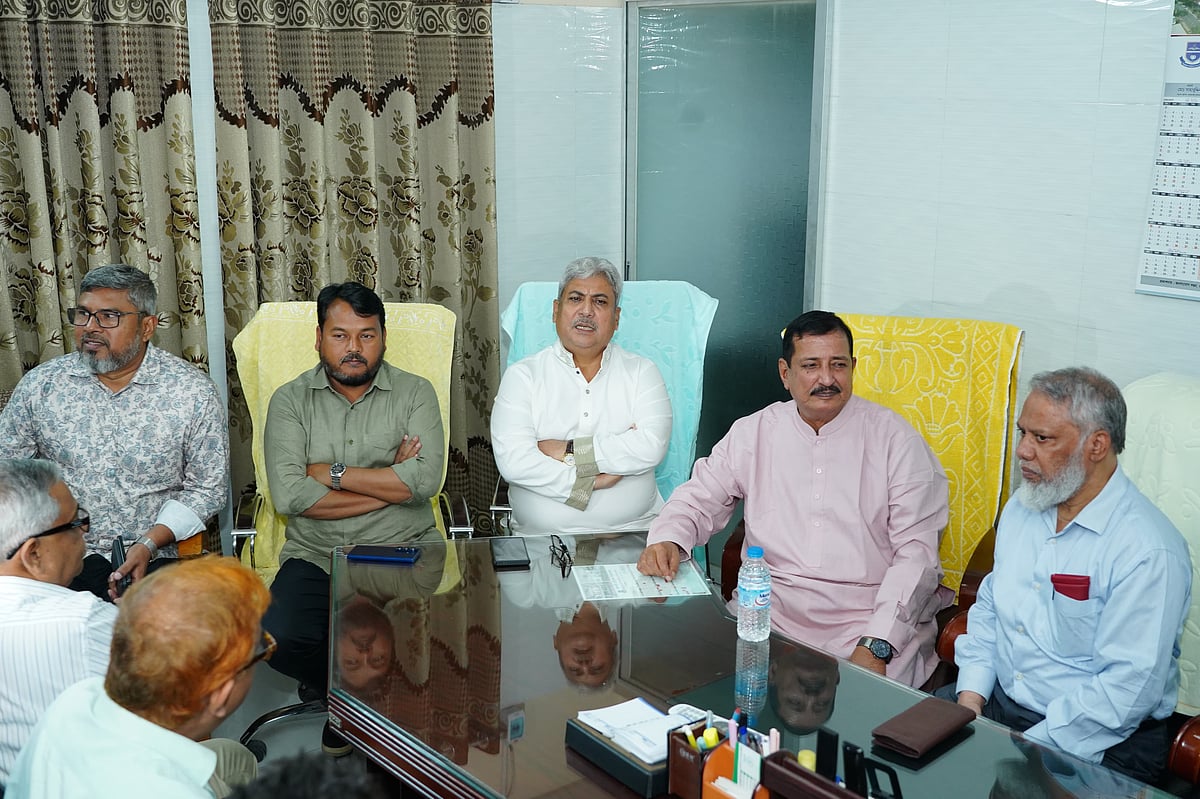 উপাচার্যকে চেয়ারে বসিয়ে ভূমিমন্ত্রী বললেন, ‘দুষ্কৃতকারীদের কোনো দলীয় পরিচয় নেই’