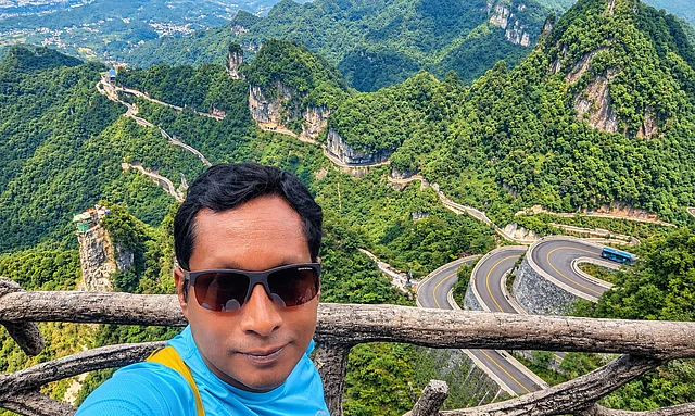 ৯৯ বাঁকের রাস্তার সঙ্গে নিজের ভ্রমণস্মৃতি রেখে দিয়েছেন লেখক