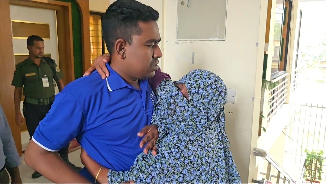 অসুস্থ মায়ের আকুতি, ‘আমি তোর সাথে যাবোরে, ও সোনার বাজানরে’, নিলেন না ছেলে