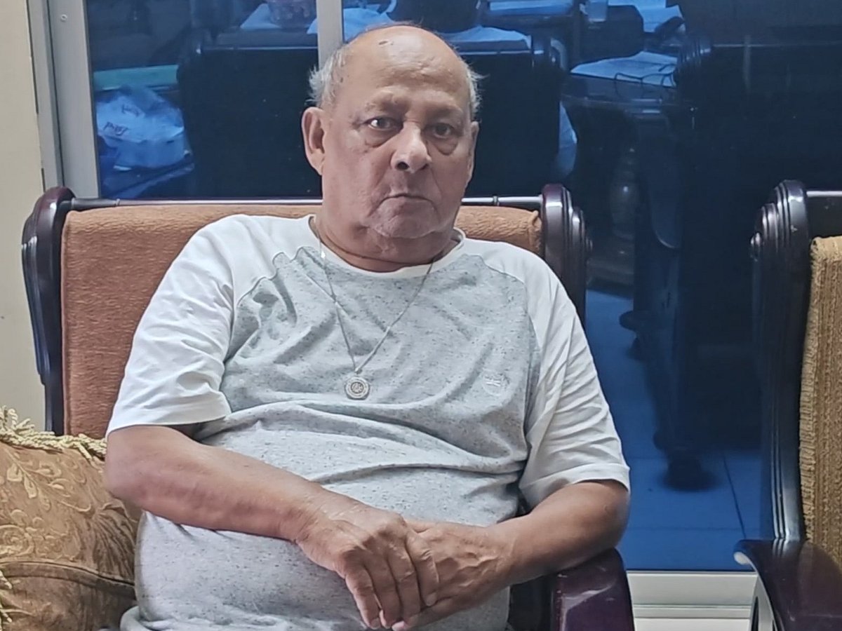 লন্ডনে থেকে যাওয়ার সুযোগ ছিল, গ্রামে ফিরে মানুষের জন্য কাজ করছেন প্রবীণ চিকিৎসক