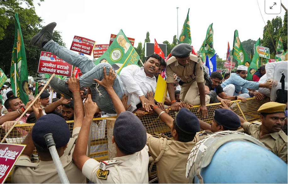 মুখ্য নির্বাচন কমিশনার জ্ঞানেশ কুমারের পদত্যাগ দাবিতে পুলিশের ব্যারিকেড ভেঙে এগোনোর চেষ্টা করেন   বিক্ষোভকারীরা।পাটনা, ভারত, ৮ অক্টোবর