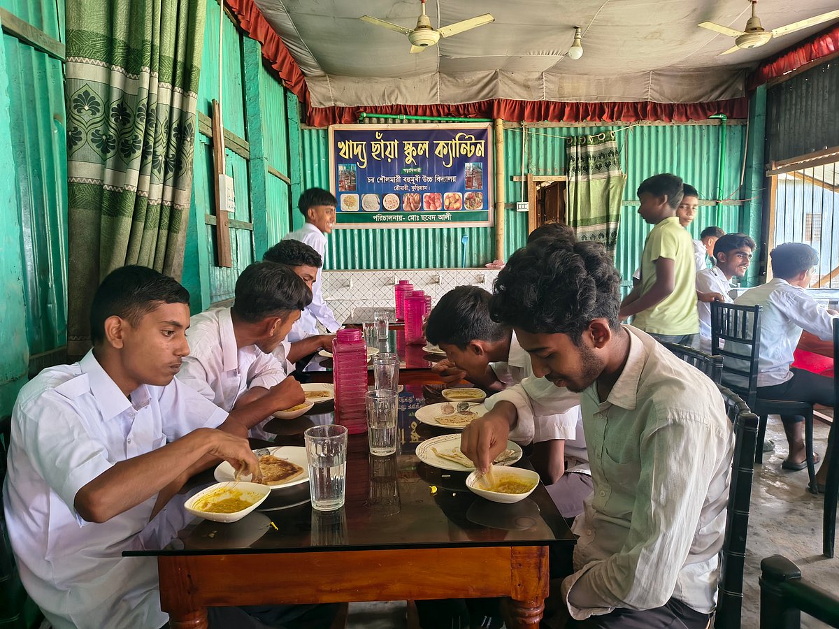 কুড়িগ্রামে ছবেদের ক্যানটিনে ২০ টাকায় দুপুরে পেট ভরে খেতে পারে শিক্ষার্থীরা