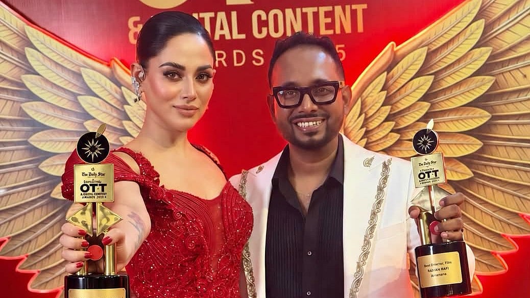 তমা মির্জা রায়হান রাফীকে মঞ্চে ডেকে নিলেন, রাতে ফেসবুকে কী লিখলেন পরিচালক