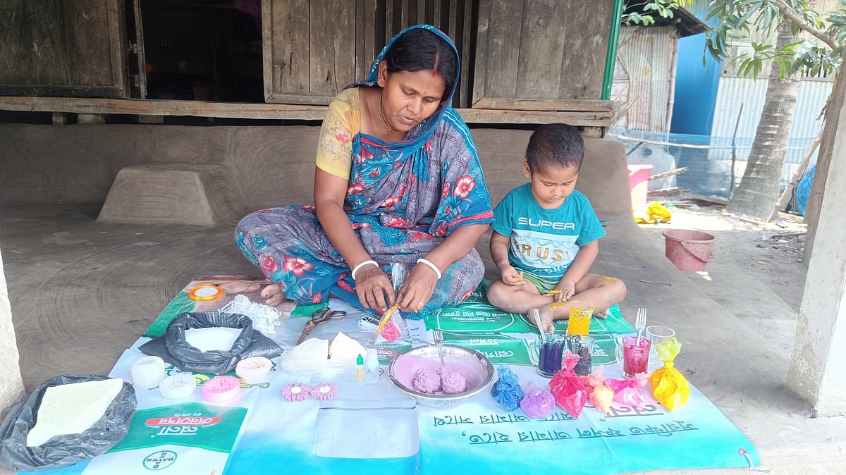 একসময় লোনাপানিতে চিংড়ি ধরতেন, এখন রঙিন মোমে সচ্ছলতা এনেছেন ঊর্মিলা