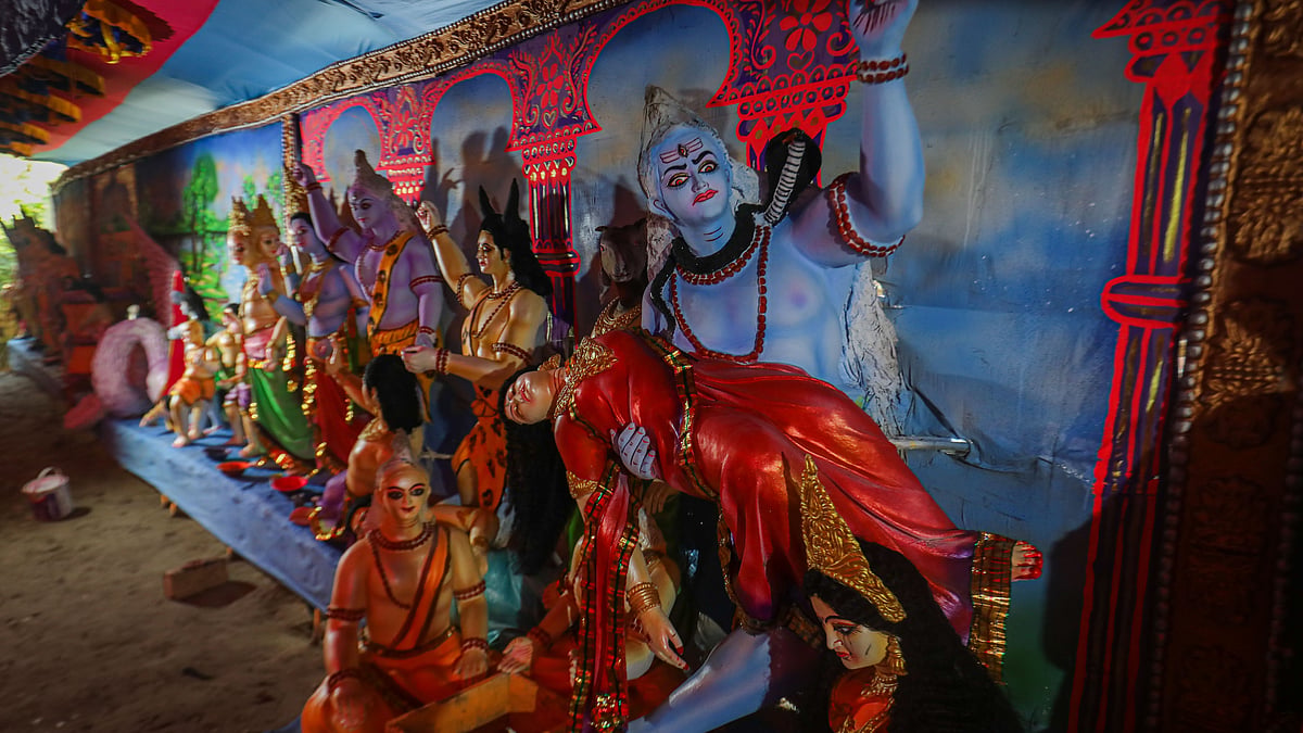 সারি সারি সাজানো হচ্ছে বিভিন্ন পৌরাণিক চরিত্রের প্রতিমা
