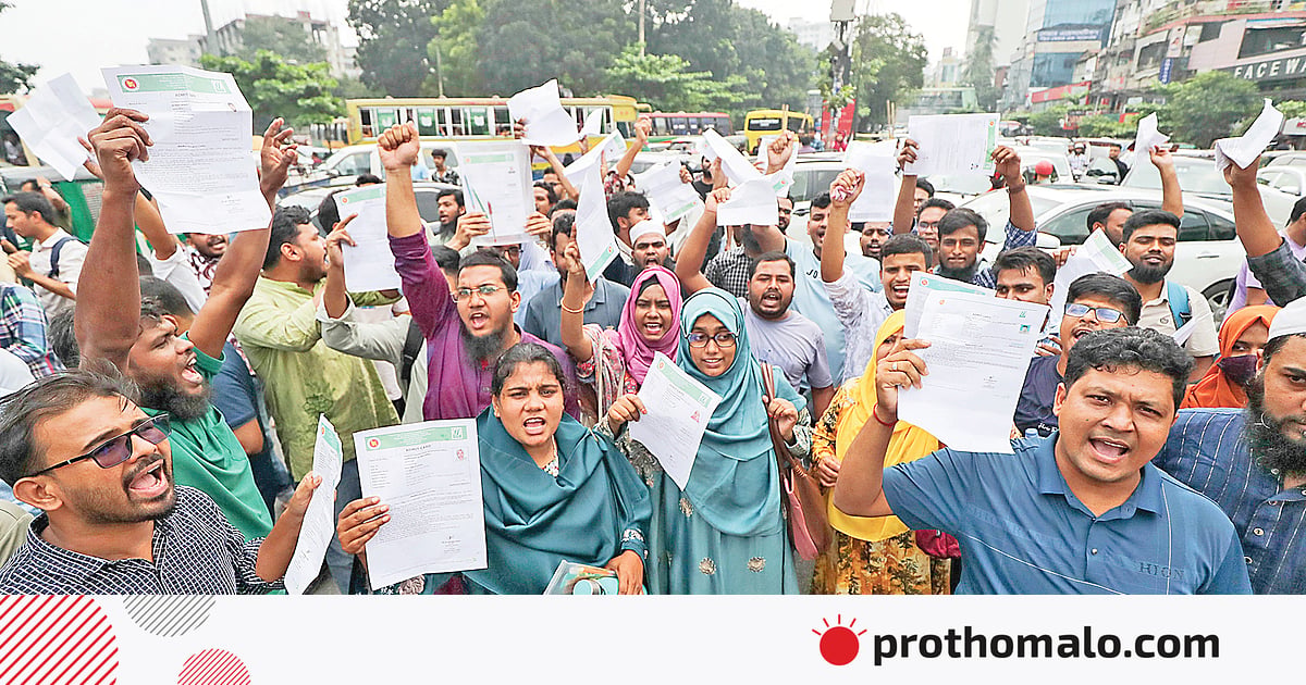 প্রশ্নপত্র ফাঁসে পরীক্ষা স্থগিত, ক্ষুব্ধ
তরুণদের সড়ক অবরোধ প্রশ্নপত্র ফাঁসে পরীক্ষা স্থগিত, ক্ষুব্ধ
তরুণদের সড়ক অবরোধ