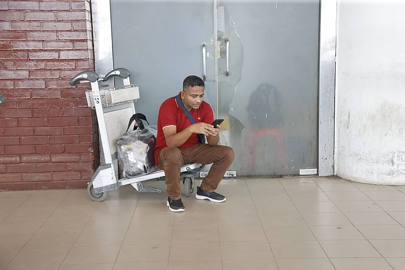 সর্বশেষ খবর নিচ্ছেন এক যাত্রী 