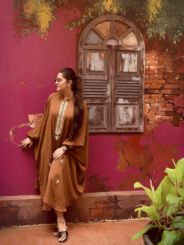কফিরঙা কাফিতানে স্টাইলিশ পরীমনিকে দেখা যাচ্ছে চট্টগ্রামের এক অ্যাস্থেটিক রেস্তোরাঁয়