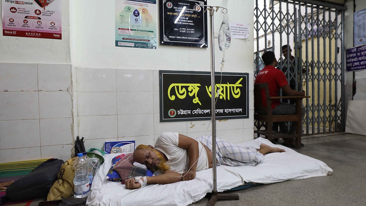ডেঙ্গু ওয়ার্ডের প্রবেশমুখে ফটিকছড়ি থেকে আসা এক রোগী। তিন দিন ধরে তিনি চট্টগ্রাম মেডিকেল কলেজ হাসপাতালে চিকিৎসা নিচ্ছেন