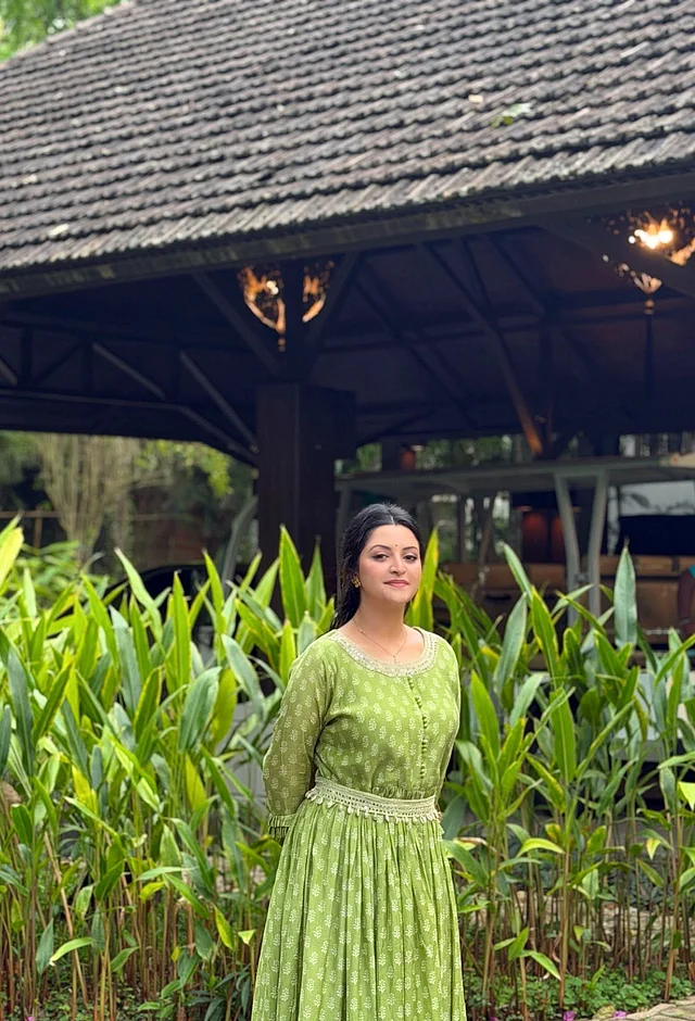 অলিভ ড্রেসের ছিমছাম লুকে শান্ত, সবুজ রিসোর্টে পরীমনি 