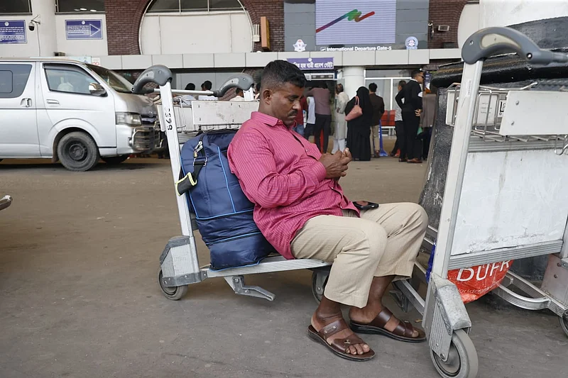 বিমানবন্দরের বাইরে অপেক্ষায় এক যাত্রী 